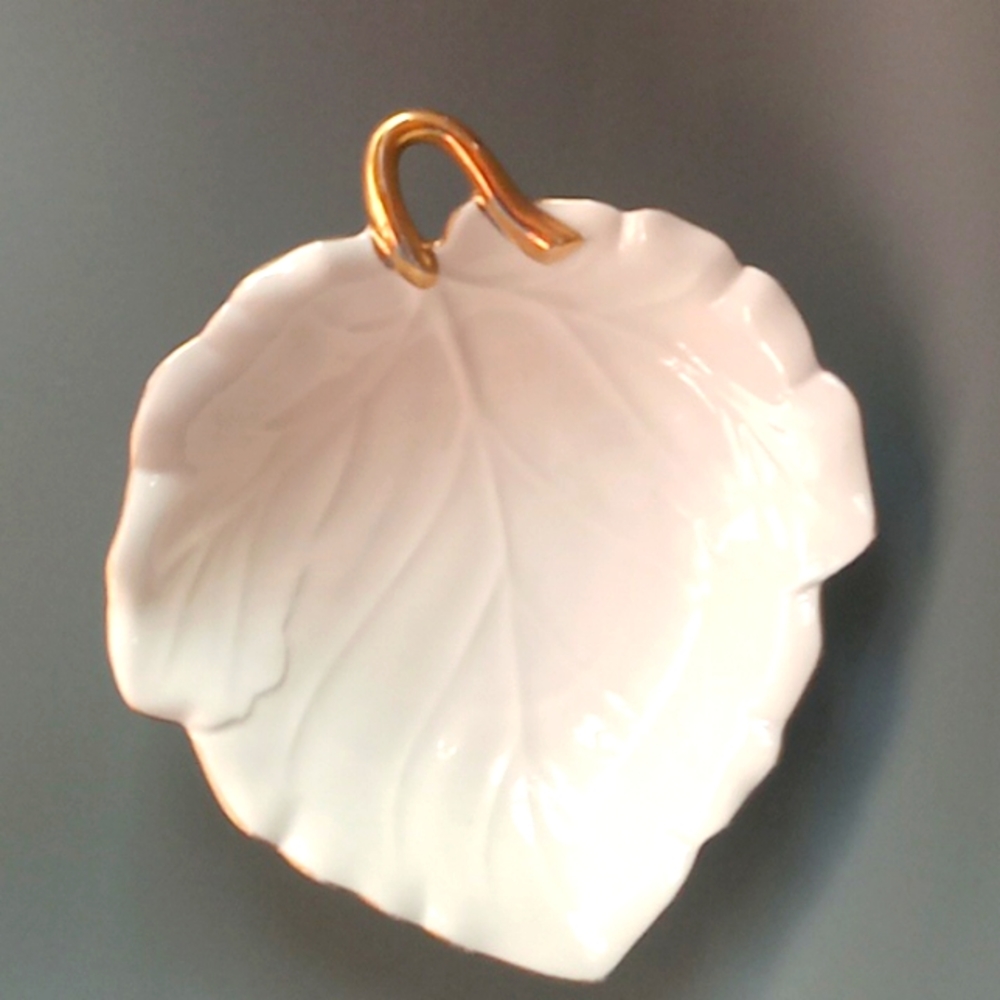 Accents toyo leaf dish